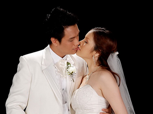 Một cảnh hôn trong đám cưới của Việt Anh và Lý Nhã Kỳ trong phim