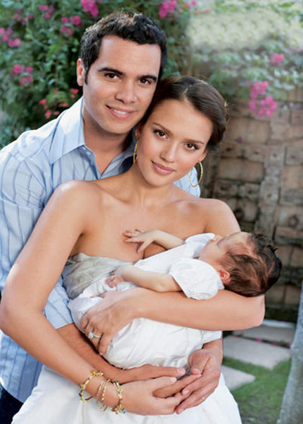 Vợ chồng Jessica Alba bên thiên thần bé nhỏ của mình