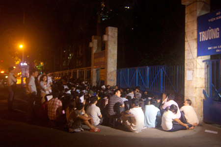 Từ 12h đêm đã có những phụ huynh ngồi chờ ở cổng trường Thực Nghiệm để chờ mua hồ sơ tuyển sinh cho con cháu của mình.