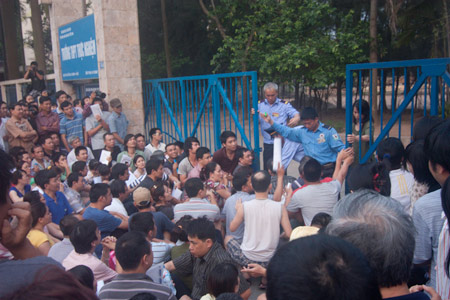 Khi cổng trường mở, hàng trăm người xô đẩy chen lấn, tranh nhau vào mua hồ sơ