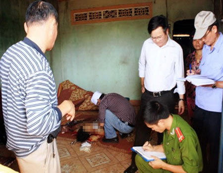 Cơ quan công an đang khám nghiệm hiện trường vụ án.