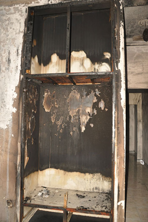 Sáng 12/5, một căn nhà trong khu tập thể A75 Bạch Đằng, P.2, Q.Tân Bình (TP.HCM) bỗng phát cháy nhưng may mắn được dập tắt kịp thời. Nguyên nhân vụ cháy được cho là xuất phát từ hiện tượng lạ của bé gái 11 tuổi trong gia đình: bé ở đâu thì đồ đạc gần đó bốc cháy.