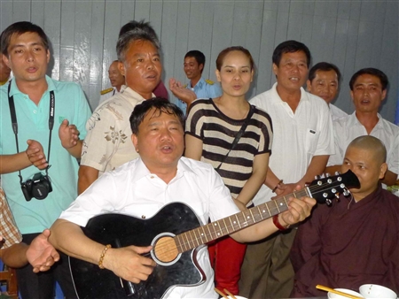 Bộ trưởng ĐInh La Thăng ôm ghi ta hát trên đảo Trường Sao Lớn