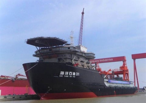  Tàu dài 200 m và rộng 40 m, được trang bị hệ thống định vị động lực DP-3, cần trục khổng lồ với chiều cao tương đương tòa nhà 45 tầng. Con tàu này có thể di chuyển liên tục suốt 12.000 hải lý.