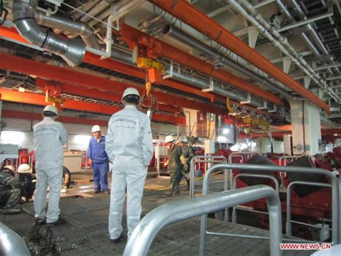 Các công nhân làm việc trên tàu Dầu khí Hải dương 201