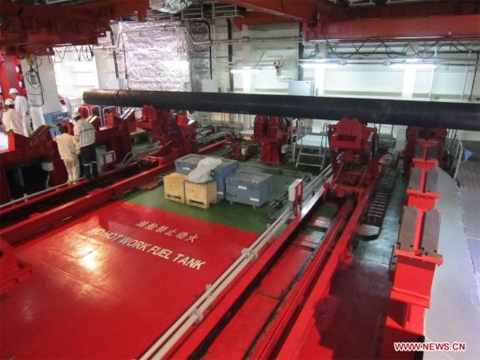 Bể chứa nhiên liệu của chiếc tàu có thể di chuyển liên tục 12.000 hải lý.