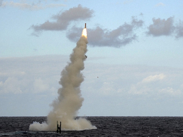 Hình ảnh tên lửa hành trình Tomahawk được phóng đi từ tầu ngầm USS North Carolina 
