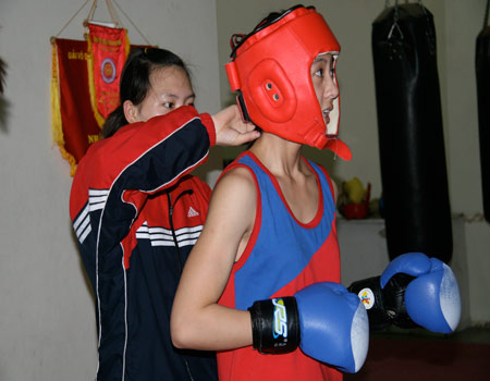 Võ sĩ Nguyễn Thị Yến- “hoa khôi” của đội tuyển boxing Hà Nội (hạng 46kg) chuẩn bị trước khi thượng đài.