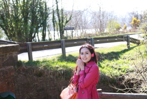 Ngày 27/3, Mai Phương Thúy diện chiếc áo choàng màu hồng tím trẻ trung, đeo tai nghe cùng tông màu, háo hức khám phá vùng hồ bí ẩn nổi tiếng toàn thế giới, nằm gần thành phố Inverness, Scotland. 