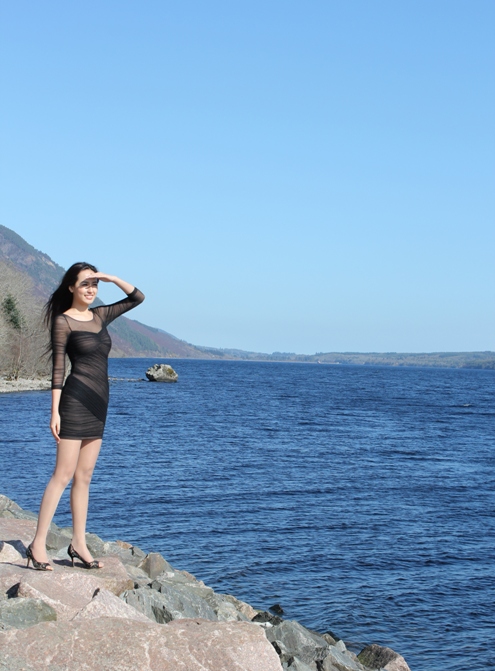 Mai Phương Thúy khoe dáng chuẩn trước cảnh đẹp của Hồ Ness. 