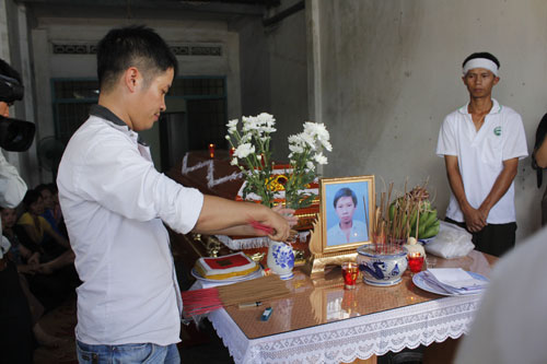 Người thân đau đớn trước cái chết của con trai Trần Quốc Hưng