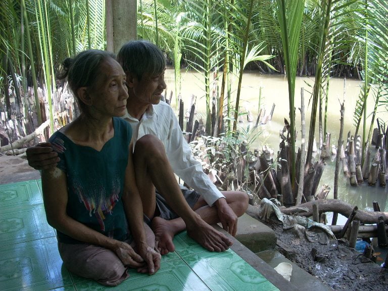 Bà Nguyễn Thị Ái người cụt hai chân leo dừa nuôi chồng bệnh tật.