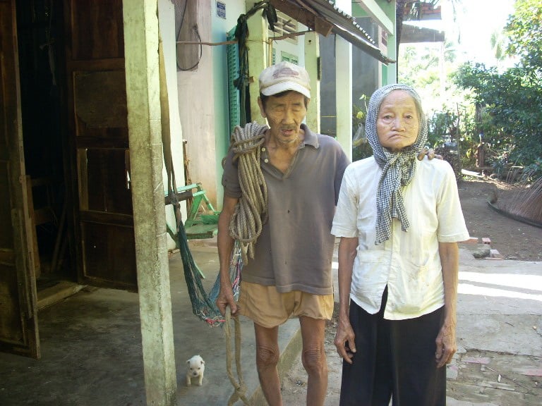 Ông “Ba Mù” hơn 80 tuổi vẫn sống bằng nghề leo dừa thuê.