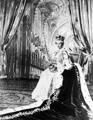 Nữ hoàng Elizabeth II, sinh năm 1927, kế vị ngôi nữ hoàng ngày 6/2/1952, đăng quang ngày 2/6 năm sau đó. Nữ hoàng Elizabeth II là nguyên thủ của 17 quốc gia thuộc Liên hiệp Vương Quốc Anh