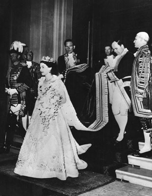  Nữ hoàng Anh tại cung điện Buckingham trong buổi lễ đăng quang được tổ chức vào 2/6/1953.