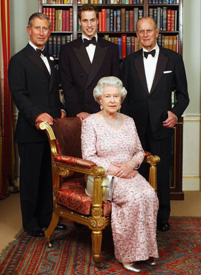 Nữ hoàng chụp ảnh cùng Quận công Phillip, thái tử Charles và hoàng tử Williams, ba thế hệ gia đình hoàng gia