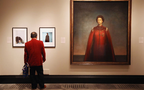 Đây là lần đầu tiên hai bức chân dung hoàng gia về Nữ hoàng Elizabeth II của họa sĩ Italy Pietro Annigoni được tái hợp sau hơn một phần tư thế kỷ. Một trong hai tác phẩm đó được thực hiện vào tháng 5/1954. Tác phẩm thứ hai đã không được công bố từ năm 1969, sau khi được đưa vào một bộ sưu tập cá nhân.