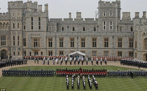 Trong khuôn khổ kỷ niệm sự kiện này, hàng nghìn thành viên của hải quân hoàng gia, quân đội và không quân hoàng gia Anh ngày 18/5 đã tham gia vào một cuộc diễu hành hoàng tráng để mừng 60 năm lên ngôi của Nữ hoàng Elizabeth II. 