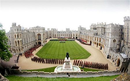 Cuộc diễu binh trong sân lâu đài Windsor nhìn từ trên cao.