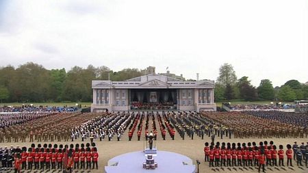 Các binh lính đã diễu hành ngang qua Nữ hoàng tại Cung điện Windsor trước khi tập hợp tại một vũ đài cách đó không xa.
