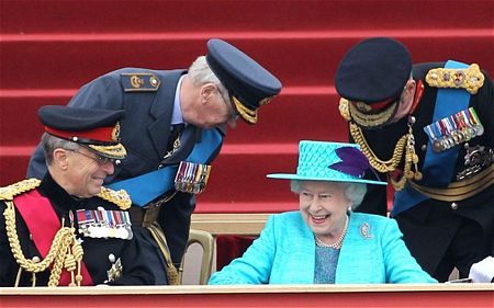 Nữ hoàng Anh tươi cười khi chứng kiến lễ diễu binh. Ngồi bên cạnh là chồng bà, ông hoàng Philip.