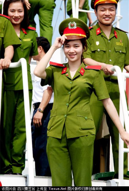 Một nữ chiến sĩ Cảnh sát Nhân dân Việt Nam trên chuyến tàu ra thăm Trường Sa