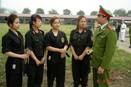 Các  nữ chiến sĩ Cảnh sát Cơ động Việt Nam thảo luận sau giờ tập luyện
