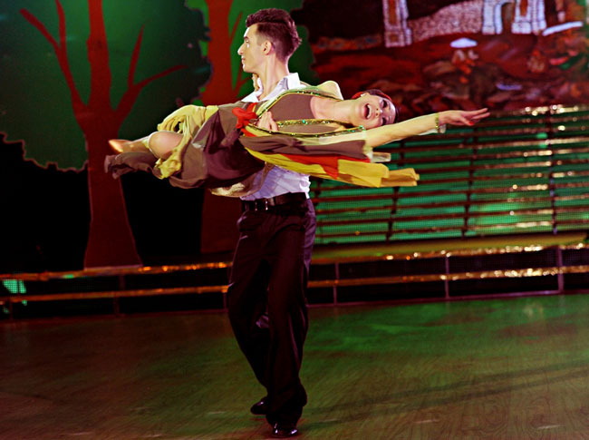Tiết mục này là sự kết hợp giữa Múa dân gian và vũ điệu Foxtrot. Các giám khảo cho rằng để hòa hợp được 2 điệu này trong một bài nhảy thì đây quả là một sự sáng tạo đặc biệt của cặp đôi này. 