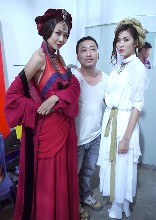 Hai người đẹp và đạo diễn Nguyễn Quang Dũng.