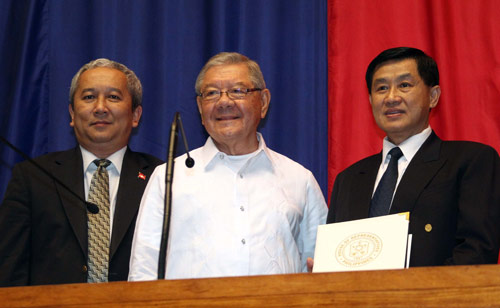 Ông Johnathan Hạnh Nguyễn (ngoài cùng bên phải) trong buổi lễ ghi nhận công lao đóng góp do Chủ tịch Hạ viện Philippines trao tặng. 