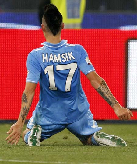 Mái tóc ưa thích của Marek Hamsik bị đồng đội cắt trụi theo một thỏa thuân ngầm trước đó