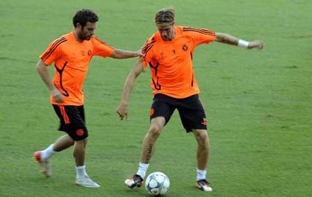 Fernando Torres và Juan Mata 