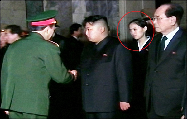 Tin đồn bắt đầu dấy lên kể từ khi người ta nhìn thấy một cô gái xinh đẹp trong trang phục chỉnh tề đứng đằng sau Đại tướng Kim Jong Un ở Lăng Kumsusan khi các vị khách trong và ngoài nước đến viếng cố Chủ tịch Kim Jong Il.