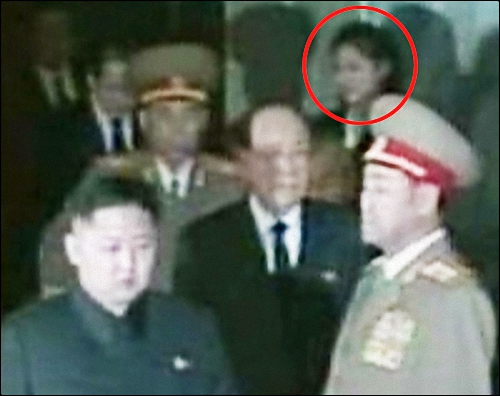 Nếu thông tin về việc cô gái trẻ trên là vợ của Đại tướng Kim Jong Un là chính xác thì tin đồn bao lâu nay về việc Đại tướng Kim Jong Un cưới vợ đã được xác nhận.