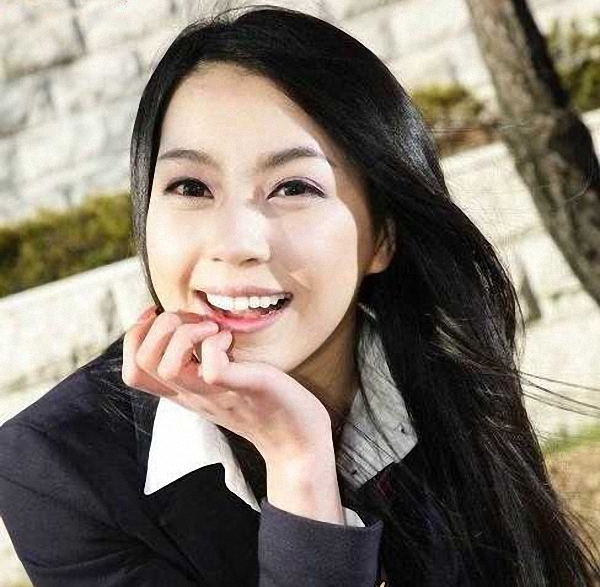 Trên một vài trang web của Hàn Quốc còn khẳng định người phụ nữ trẻ này đã sinh một bé gái cho Đại tướng hồi năm ngoái