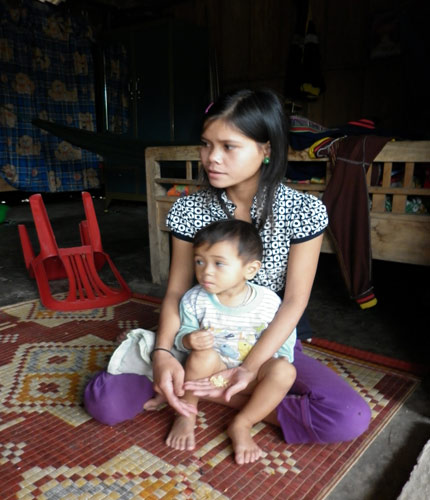 Trang nói như phân trần rằng: Con gái đến tuổi này (15 tuổi) nếu không lấy chồng sẽ bị ciéc (ma rừng) quở phạt. Vậy là Trang bỏ học lấy chồng, mấy tháng sau thì có con. 