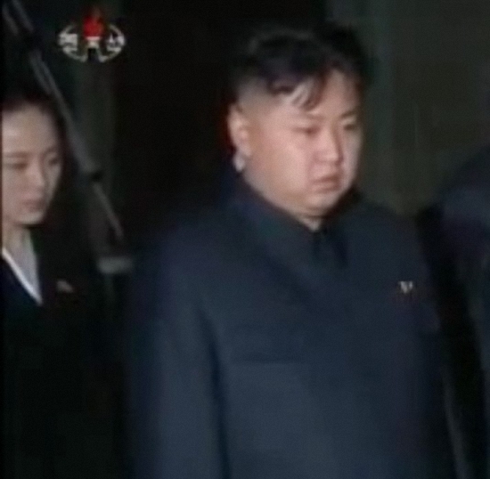 Những bức ảnh hiếm về một người phụ nữ bí mật luôn xuất hiện sau lưng Đại tướng Kim Jong Un khiến dư luận nước ngoài cho rằng đây chính là phu nhân của Đại tướng trẻ 4 sao này