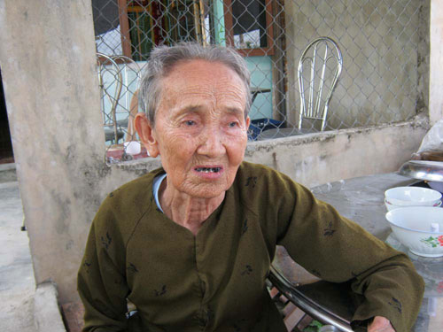 Bà Trịnh Thị Ánh (81 tuổi) không khỏi bàng hoàng đau đớn khi con gái mình chết thảm, cháu trai bị thương nặng