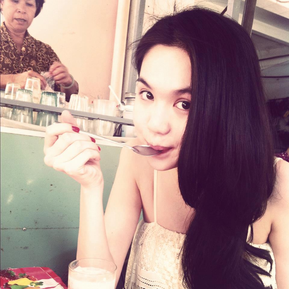 Ngoài ra, Ngọc Trinh đi ăn chè ở quê