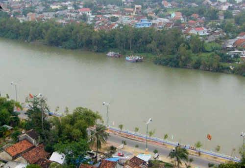 Khu vực bờ kè Nam sông Đà Rằng – nơi hai cháu Đại, Thiên chết đuối thương tâm