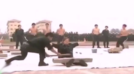 Những động tác mạnh mẽ, dứt khoát, đầy uy lực của các cô gái đã khiến người xem nể phục
