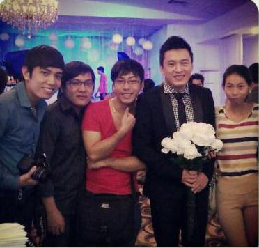 Hình ảnh Lam Trường với bó hoa cưới trên tay.