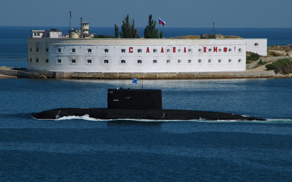 Việt Nam đã ký hợp đồng mua của LB Nga 6 tàu ngầm lớp Kilo 636, Hợp đồng mua tàu ngầm với trị giá lên tới 1,8 tỉ USD sẽ bao gồm việc xây dựng các cơ sở hạ tầng trên bờ và đào tạo các thủy thủ phục vụ trên tàu ngầm. Đây sẽ là hợp đồng mua tàu ngầm lớn thứ hai mà Nga nhận được kể từ thời Xô-viết. Hợp đồng lớn nhất của Nga là hợp đồng bán 8 tàu ngầm cho Trung Quốc.  Tàu ngầm lớp Kilo (Loại 636) được xem là một trong những loại tàu ngầm chạy êm nhất thế giới. Loại tàu ngầm này được thiết kế riêng cho các chiến dịch chống tàu và chống tàu ngầm ở những vùng nước tương đối nông.