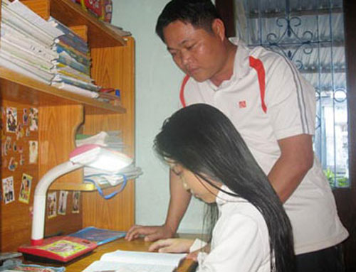 Anh Dũng đang dạy con học bài
