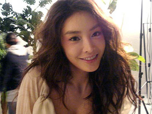 Scandal tình dục đang lan khắp châu Á, khi mà cách đây chưa lâu vào đầu tháng 4/2012 vụ bê bối tấn công tình dục chấn động làng giải trí xứ kim chi tạo điều kiện cho báo chí xoáy sâu vào mặt tối của cuộc sống người nổi tiếng ở nước này. Khi một cựu quản lý nghệ sĩ chia sẻ sao nữ diễn viên của anh từng được trả 300.000 USD (hơn 6 tỷ đồng) để làm “gái bao” trong 6 tháng. Trong ảnh là Jang Ja Yun - nữ diễn viên Hàn đã tự tử năm 2009 sau một thời gian dài bị lạm dụng tình dục. Thư tuyệt mệnh của cô kể lại rằng cô bị xem như món đồ chơi, phục vụ hết người này đến người khác (Tổng hợp GDVN, VNE, NLĐ)