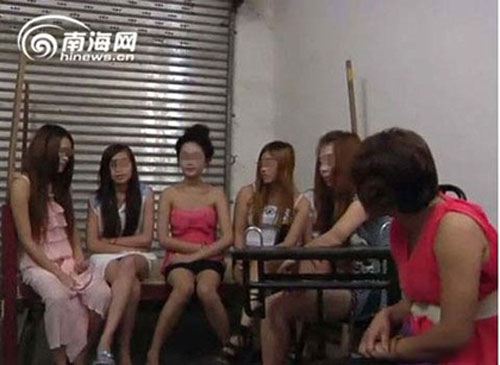 Trang hai ngày 15 và 29/5, giới truyền thông Trung Quốc đưa tin, cảnh sát miền đông nước này vừa bắt giữ 6 đối tượng tình nghi liên quan đến đường dây mại dâm trẻ vị thành niên. Trong số các nghi phạm, có một người là lãnh đạo địa phương.