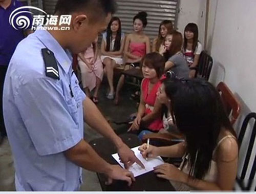 Theo báo cáo của cảnh sát Yongkang, đối tượng tổ chức đường dây mại dâm bắt đầu tuyển chọn các nữ sinh thành gái bán dâm từ tháng 2/2011 và sau đó chăn dắt các “khách hàng” cho họ. Khách làng chơi thường là những doanh nhân giàu có.
