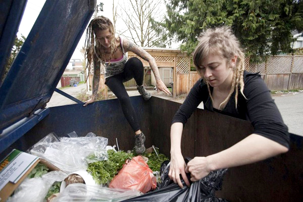 Hai thành viên của Freegan đang tìm kiếm thức ăn trong rác