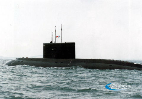 Tàu ngầm tiến công lớp Amur-1650 có kích thước khá khiêm tốn, chỉ dài 66,8m, cao 7,1m với thủy thủ đoàn 34 người. Với kích thước này, cùng với việc được phủ một lớp bọc ngoài giảm phản xạ sóng âm hoàn toàn mới có tên” Molniya” (“tia chớp”) và chân vịt xoắn 7 cánh, Amur-1650 khó phát hiện hơn Kilo, vốn được NATO mệnh danh là “Lỗ đen” của đại dương. 