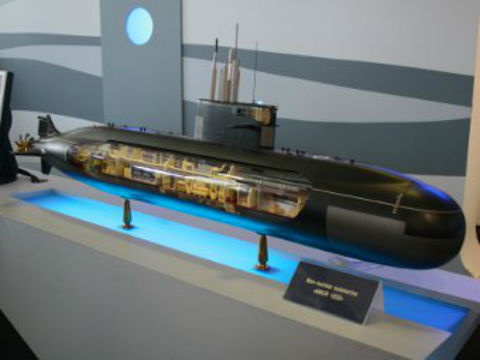 Nhờ thiết kế động cơ điện hóa tiên tiến Kristall-27EP, hoạt động không cần nguồn cấp không khí từ bên ngoài, Amur-1650 có thể lặn liên tục dưới nước trong 45 ngày (với  tốc độ tối đa khi lặn lên tới 39 km/h), gấp ba lần những tàu ngầm diesel thế hệ trước của Nga, nhờ đó nâng tầm di chuyển khi lặn liên tục của Amur-1650 lên tới 1.200 km, vượt hơn tàu ngầm Kilo tới 2 lần. 